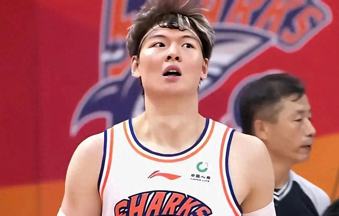 关于上海男篮尴尬失利，遭遇两连败厄运的信息