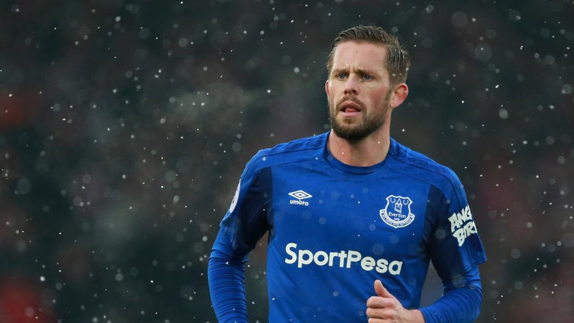 梅西与40激战C9分钟，战术调整胜负难料！，莱万多夫斯基焦点对战赛场气氛高涨